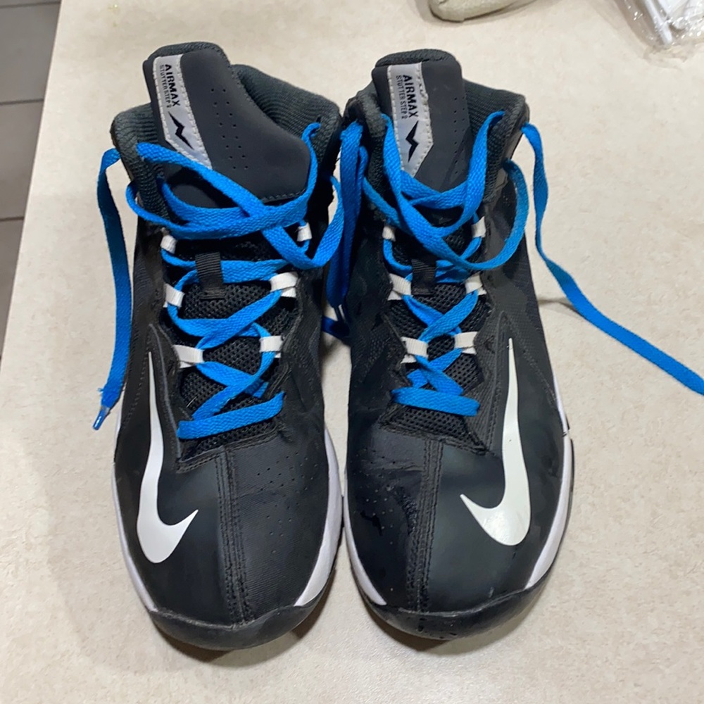 6Y basketball shoes. Nike Airmax stutter step.